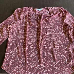 Stylish V-neck, lightweight 3/4 sleeve blouse